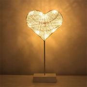 Hartvormige romantische LED-lamp Warme rotan decoratieve tafellamp